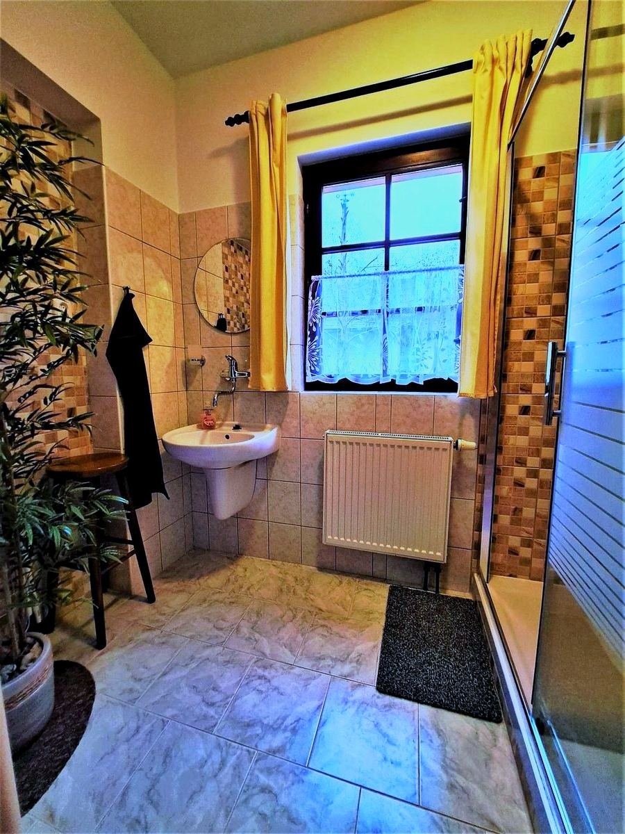 Apartmán č. 1 — sprchový kout a umyvadlo