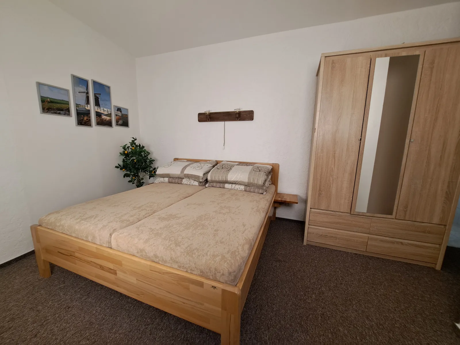 Apartmán č. 1 — ložnice s manželskou postelí a šatní skříní