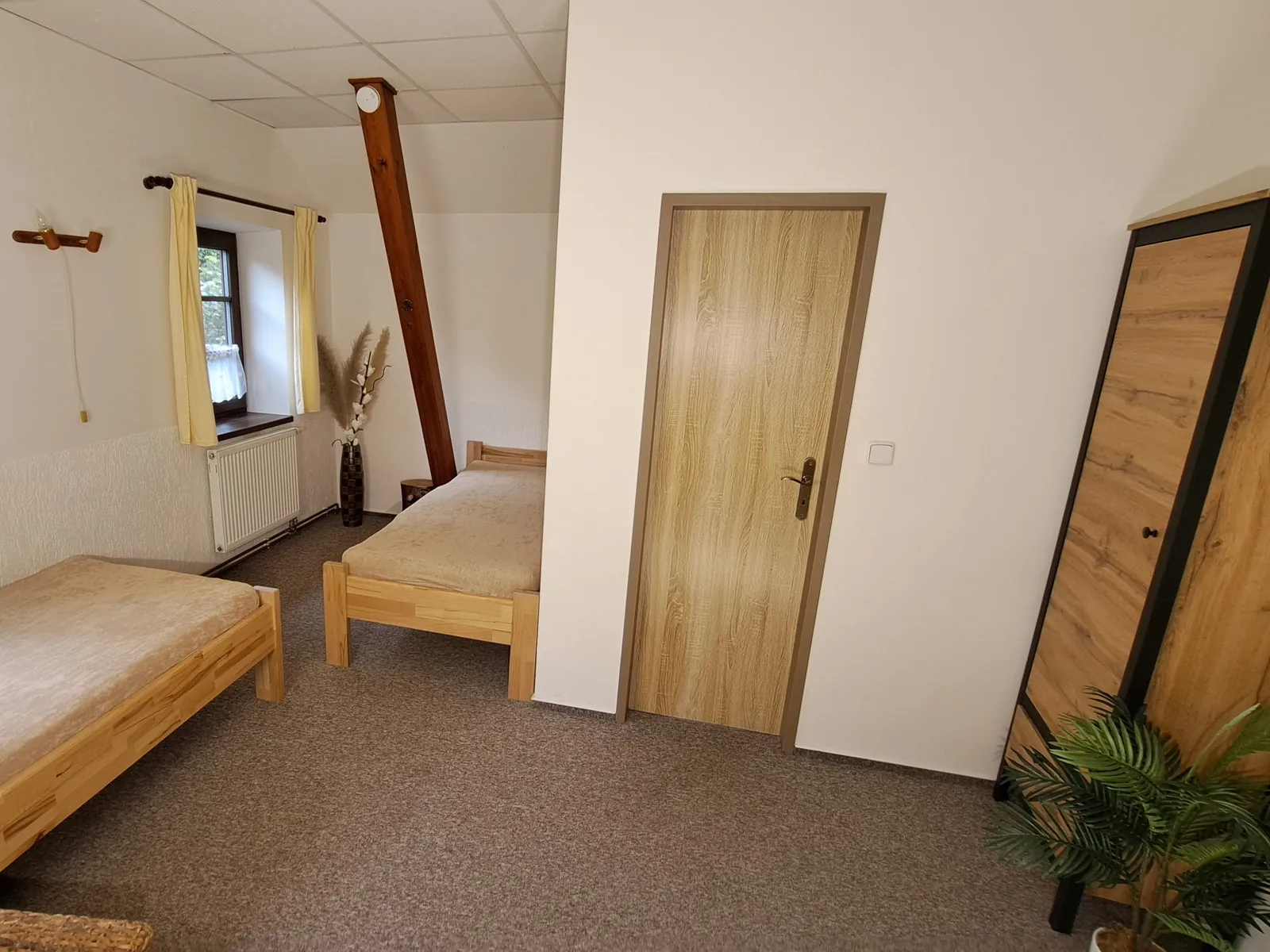 Apartmán č. 3 — ložnice se dvěma samostatnými lůžky
