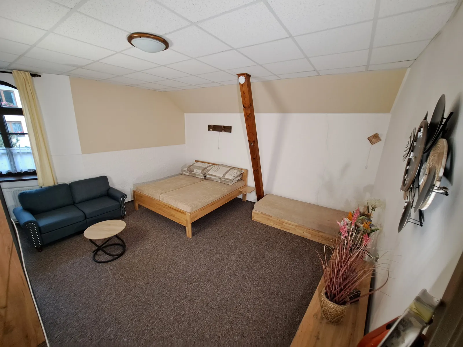 Apartmán č. 4 — ložnice s manželskou postelí, samostatným lůžkem a sedačkou