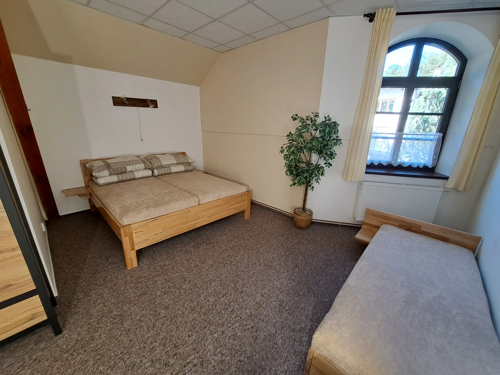 Apartmán č. 4 — druhá ložnice s manželskou postelí a lůžkem u okna