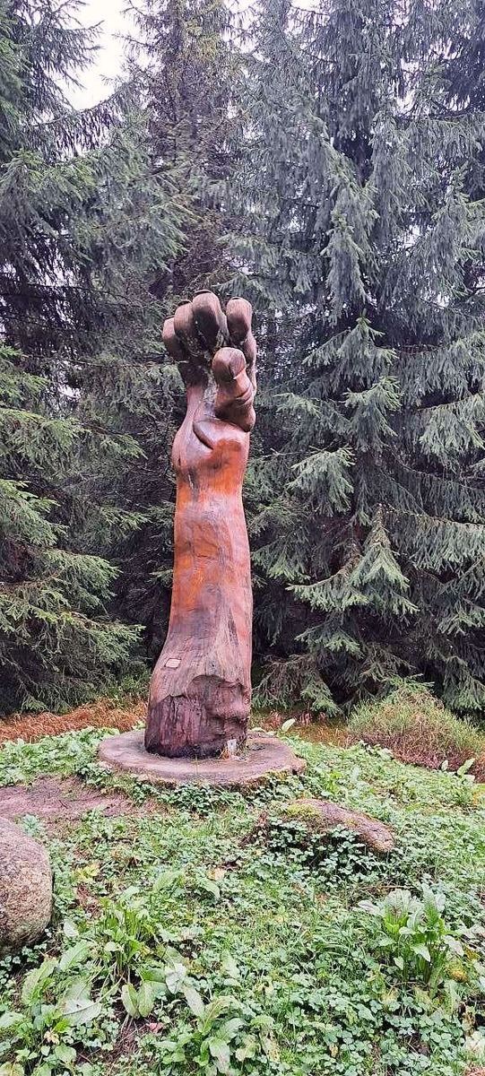 Dřevěná socha u lesní cesty v okolí Desné