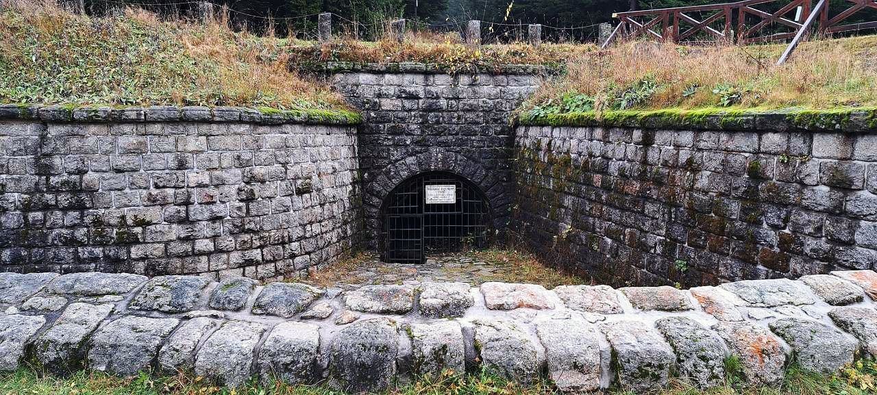 Kamenný portál propojovacího tunelu Bílé a Černé Desné